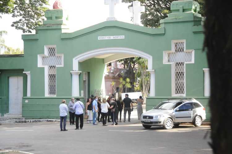 Corpo do ex-atacante Ronaldo Drummond é sepultado em cerimônia discreta