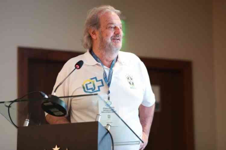 Médico explica que protocolo da CBF para volta do futebol é adaptável ao vírus