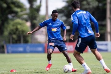Gerente do Palmeiras crê em evolução de Angulo no Cruzeiro: ‘Vai voltar melhor’