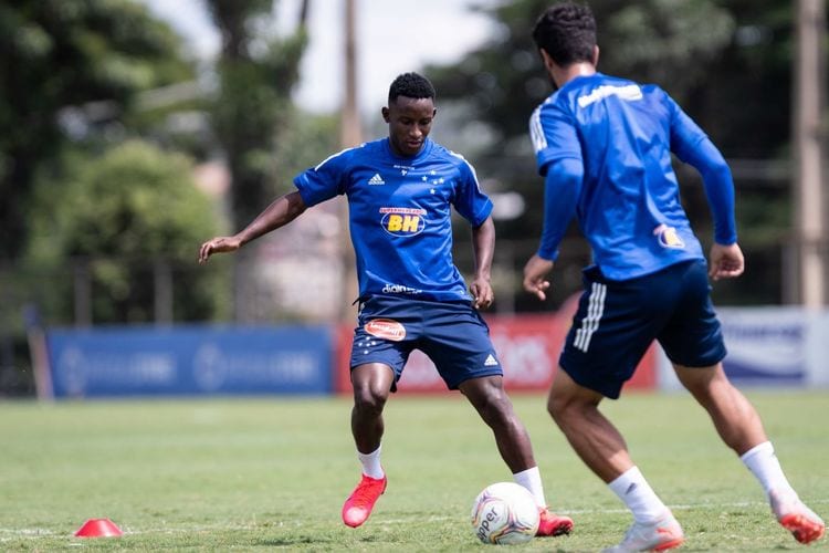 Gerente do Palmeiras crê em evolução de Angulo no Cruzeiro: ‘Vai voltar melhor’