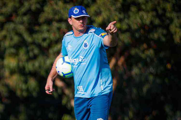 Ceni nega culpa em queda por trabalho no Cruzeiro e cita problemas com dirigente