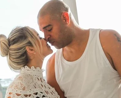 Adriano Imperador anuncia noivado com estudante nas redes sociais