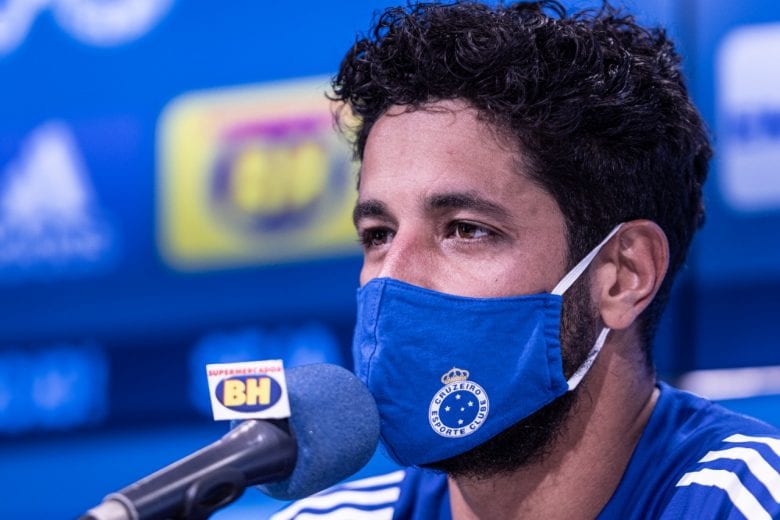 Leo, do Cruzeiro, se recupera do novo coronavírus e volta a treinar