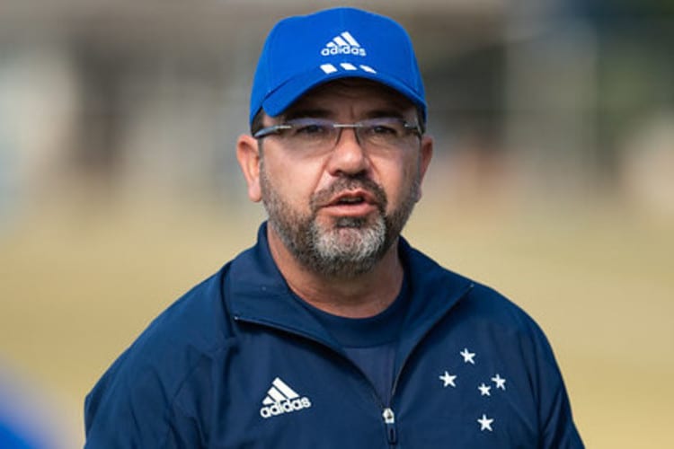 Enderson lamenta perda de pontos e diz que Cruzeiro vai conviver com zona de rebaixamento no início da Série B