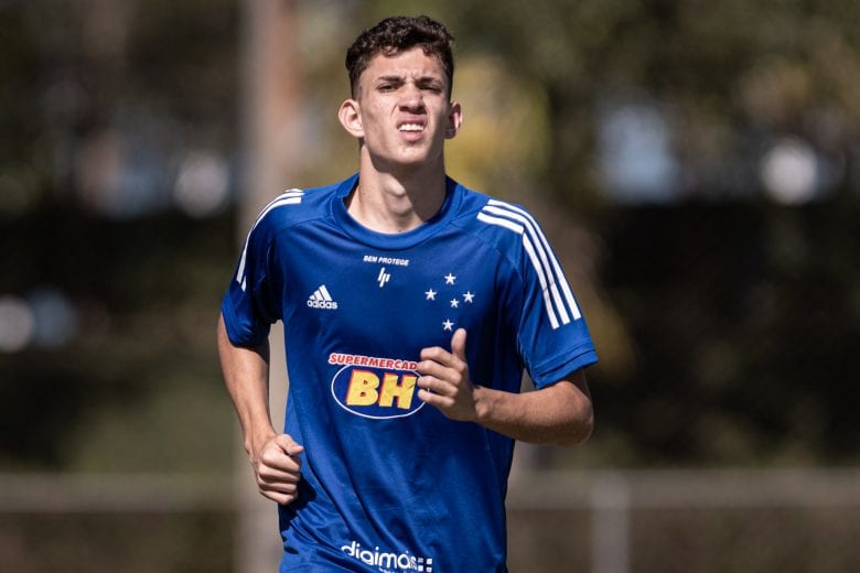 Com passagem pela Seleção de base, Stênio é incorporado ao grupo principal do Cruzeiro