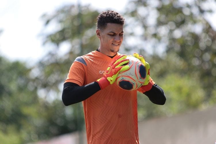 Feliz por retorno ao Santa Cruz, Maycon Cleiton relata gratificação com volta aos treinos