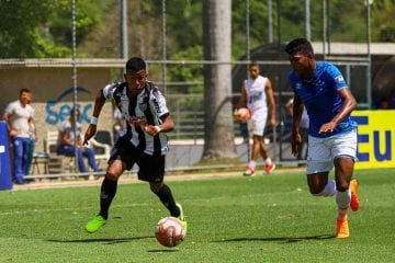 Atlético oficializa primeiro contrato profissional com joia da base
