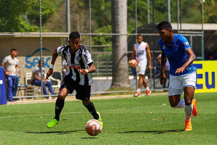 Atlético oficializa primeiro contrato profissional com joia da base