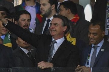 Bolsonaro assina MP que mexe com contrato de atletas e de transmissão de clubes mandantes no Brasil