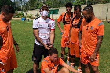 Elenco do Santa ajuda Felipe Cabeleira a cortar cabelo e cumprir prazo dado pelo treinador