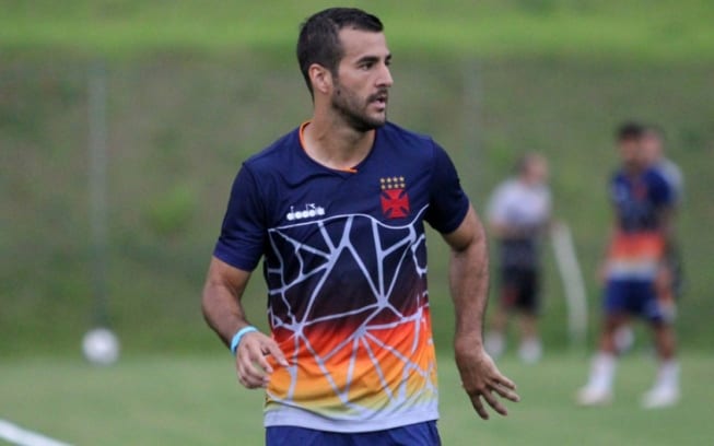 Fechado com o Cruzeiro, Cáceres aguarda permissão para poder entrar no Brasil
