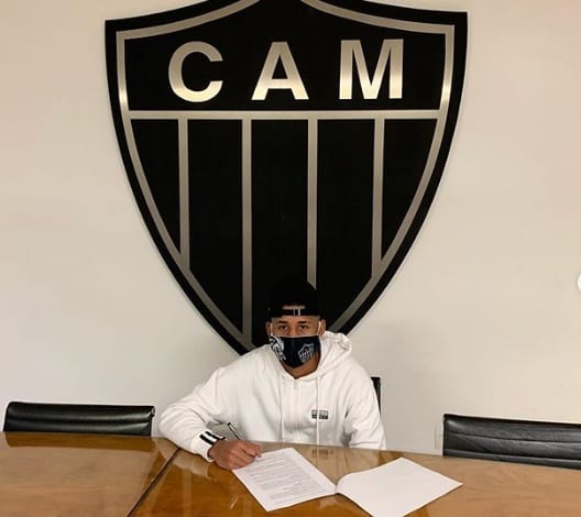 Atlético oficializa primeiro contrato profissional com jovem meia da base