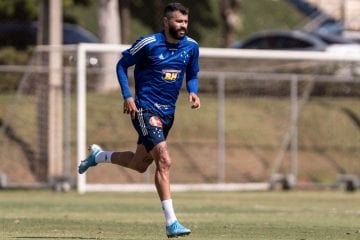 Após resultados inconclusivos, João Lucas, do Cruzeiro, testa negativo para COVID-19 e volta a treinar