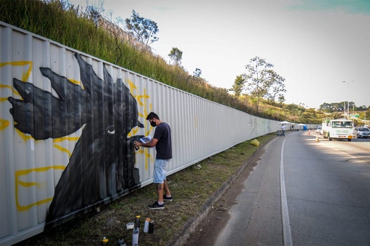 Grafite no estádio do Atlético: artistas desenham em tapumes de obras da Arena MRV