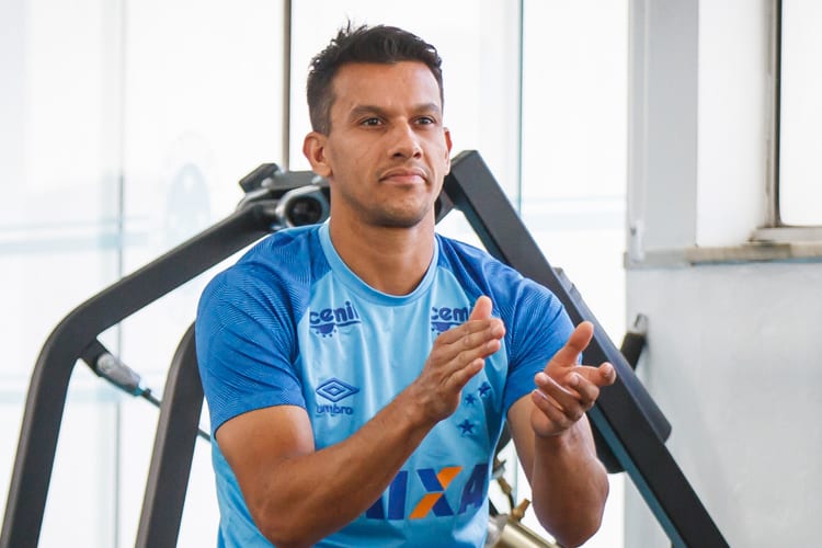 Ex-diretor lembra que tentou convencer Henrique a permanecer no Cruzeiro em janeiro
