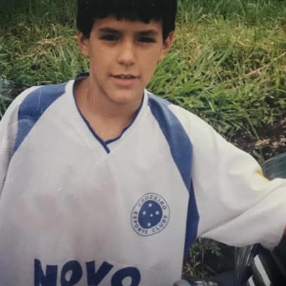 Paraguaio Cáceres explica fotos da infância com a camisa celeste: ‘Sempre gostei do Cruzeiro’