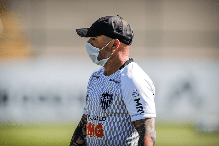 Chegada de zagueiros ao Atlético abre possibilidade para esquema utilizado por Sampaoli na Seleção Chilena e no Santos