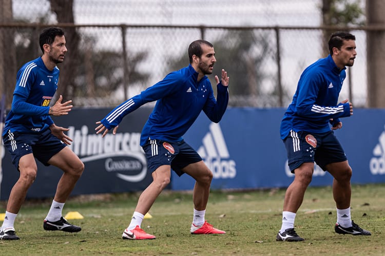Reforço para a lateral direita do Cruzeiro, Raúl Cáceres participa de primeiro treino na Toca
