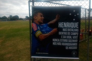 ‘Nós não abandonamos os nossos’: grupo de torcedores do Cruzeiro mostra apoio a Henrique
