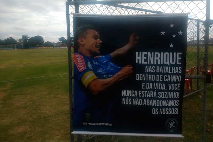 ‘Nós não abandonamos os nossos’: grupo de torcedores do Cruzeiro mostra apoio a Henrique