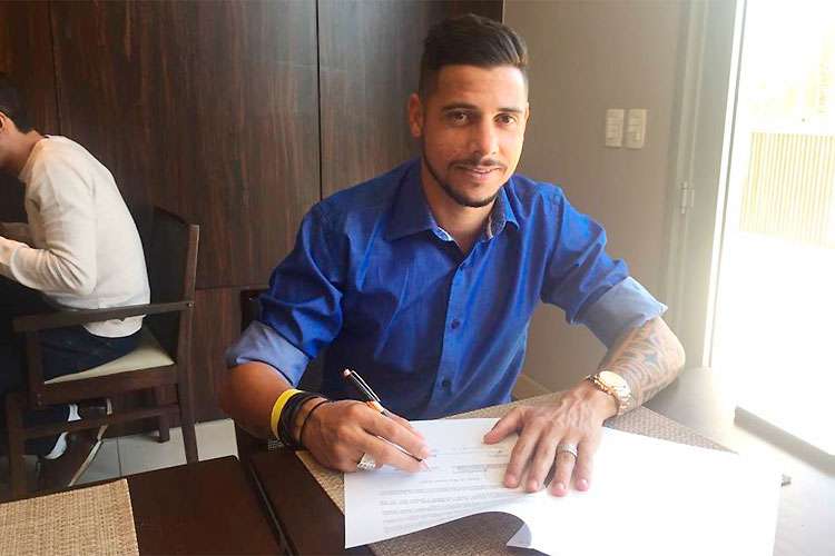 Vice do Atlético explica processo envolvendo Cicinho e detona ex-jogador: ‘Pare de falar besteira’