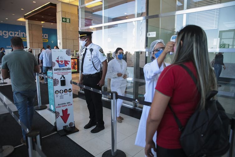 Pandemia deve provocar queda de 43% em vendas para namorados no país