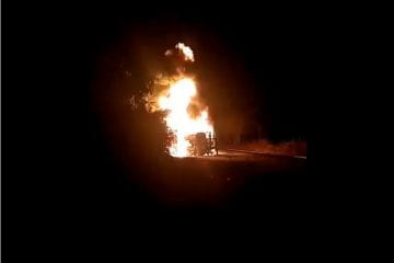Caminhão carregado com combustível pega fogo e interdita a BR-262
