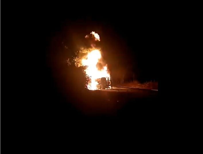 Caminhão carregado com combustível pega fogo e interdita a BR-262