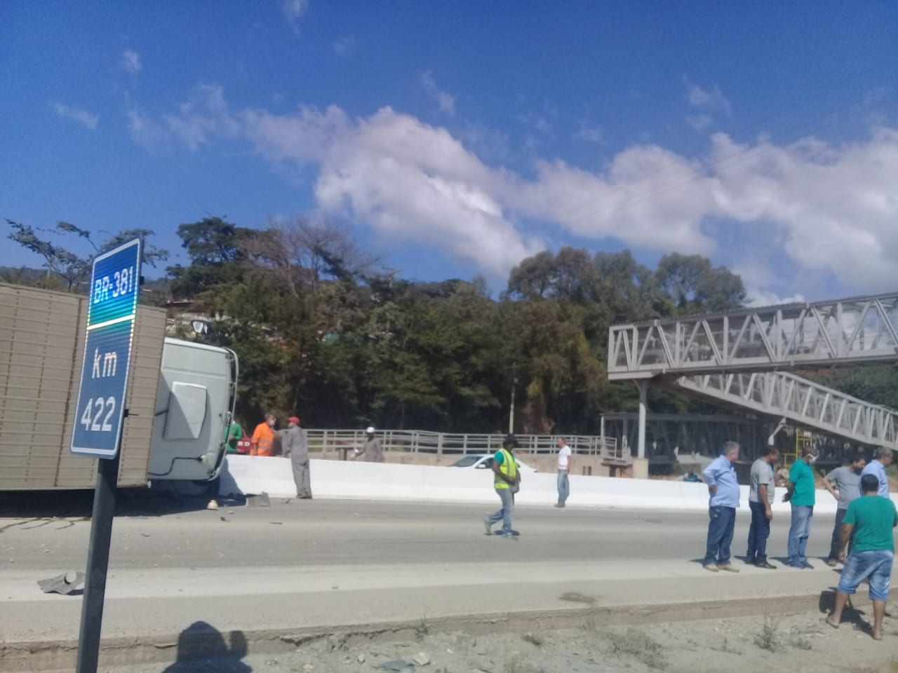 Caminhão baú tomba na BR-381 e deixa o trânsito lento