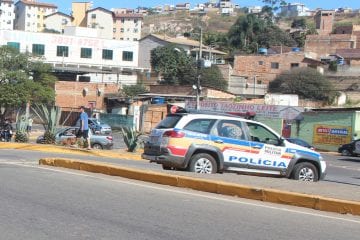 Voyage com criança bate em poste na Av. Li Guerra