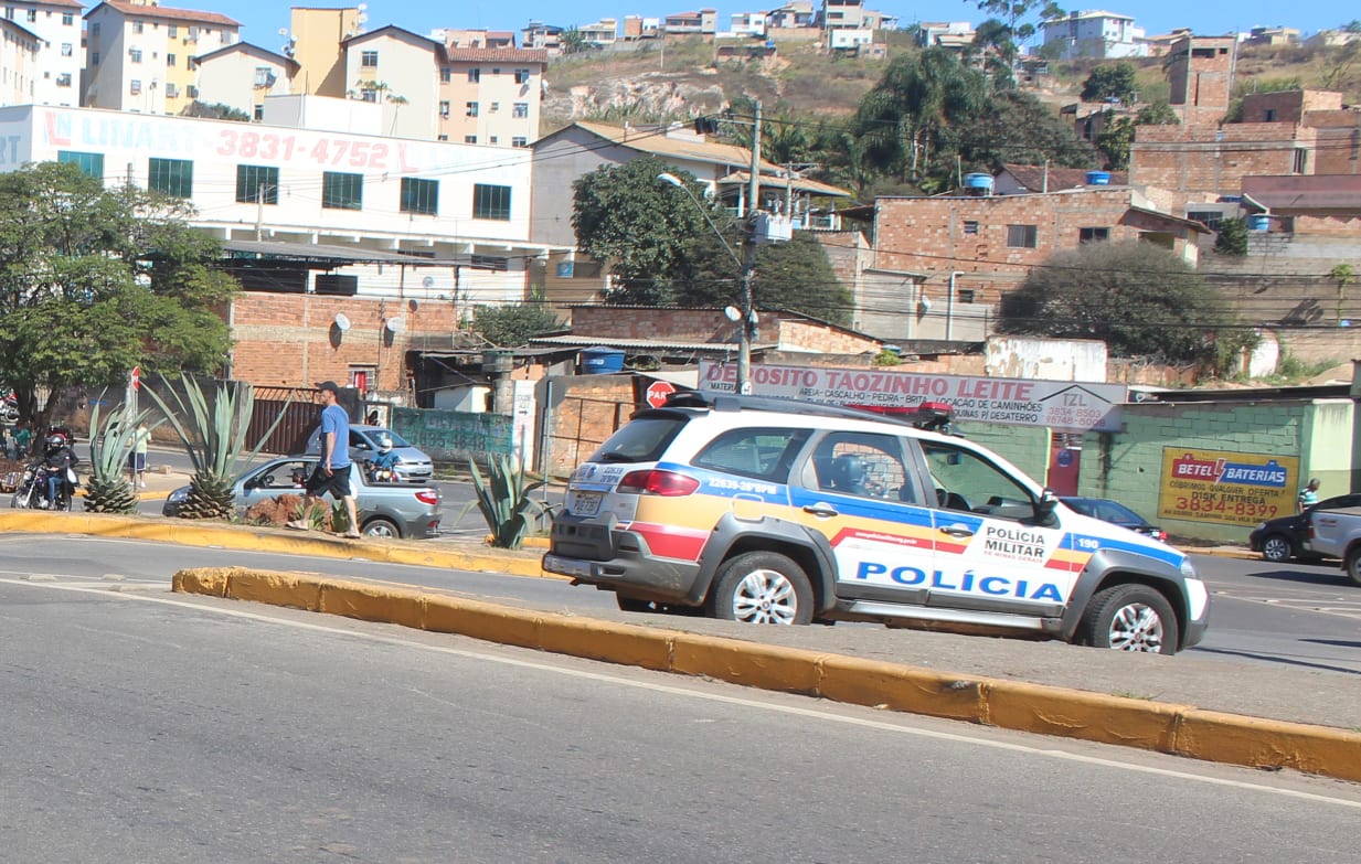 Voyage com criança bate em poste na Av. Li Guerra