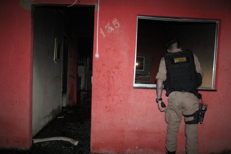 Homem coloca fogo na casa da ex-mulher e acaba preso pela PM