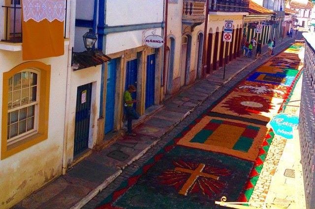 Mariana celebra Corpus Christi sem os tradicionais tapetes de serragem
