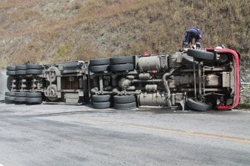 Motorista fica ferido ao tombar carreta com café na MGC-120