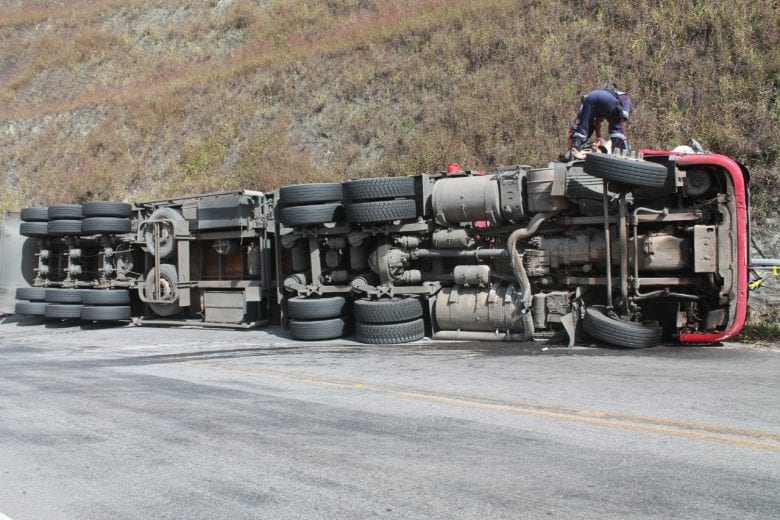 Motorista fica ferido ao tombar carreta com café na MGC-120