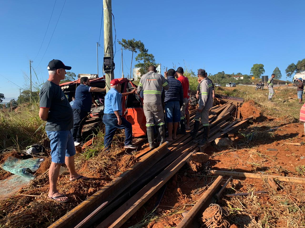 Acidente com caminhão deixa motorista preso às ferragens na BR-381