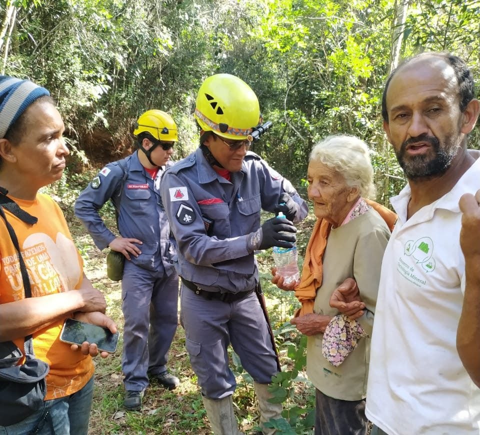 Bombeiros resgatam idosa que estava desaparecida em Santa Bárbara
