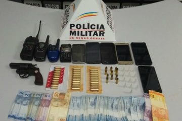 PM detém suspeitos após aprender arma, drogas e rádios de comunicação