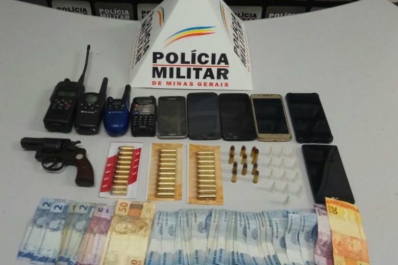 PM detém suspeitos após aprender arma, drogas e rádios de comunicação