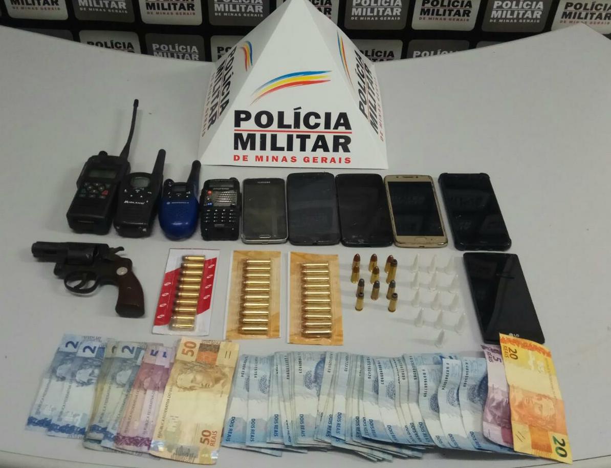 PM detém suspeitos após aprender arma, drogas e rádios de comunicação