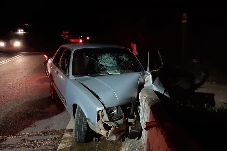 Jovem é socorrido após bater chevette na estrada de Nova Era