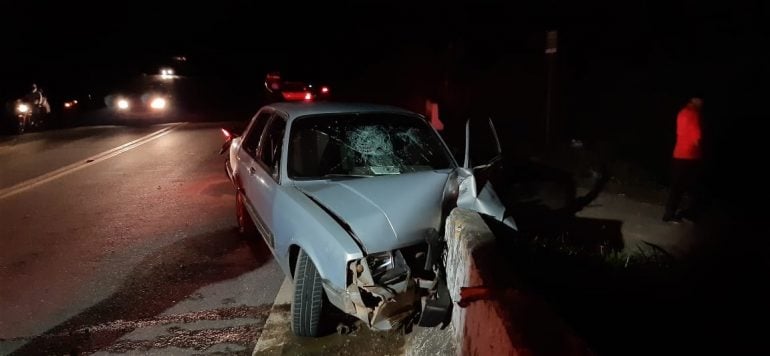 Jovem é socorrido após bater chevette na estrada de Nova Era