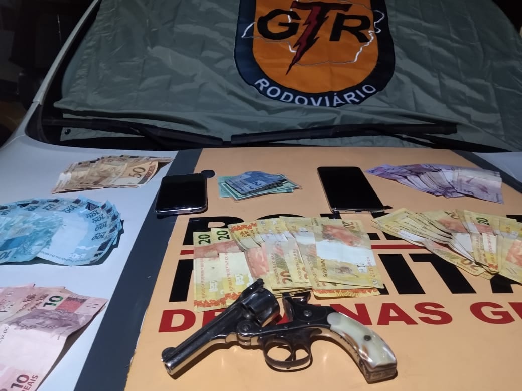 Polícia Rodoviária detém dupla com revólver durante operação no Chapada