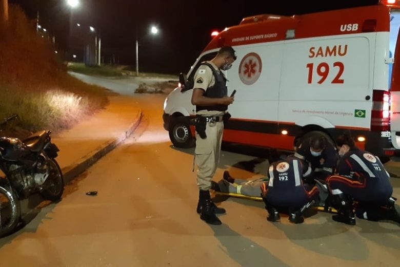 Motorista desvia de cachorro e bate em motociclista na MG-129