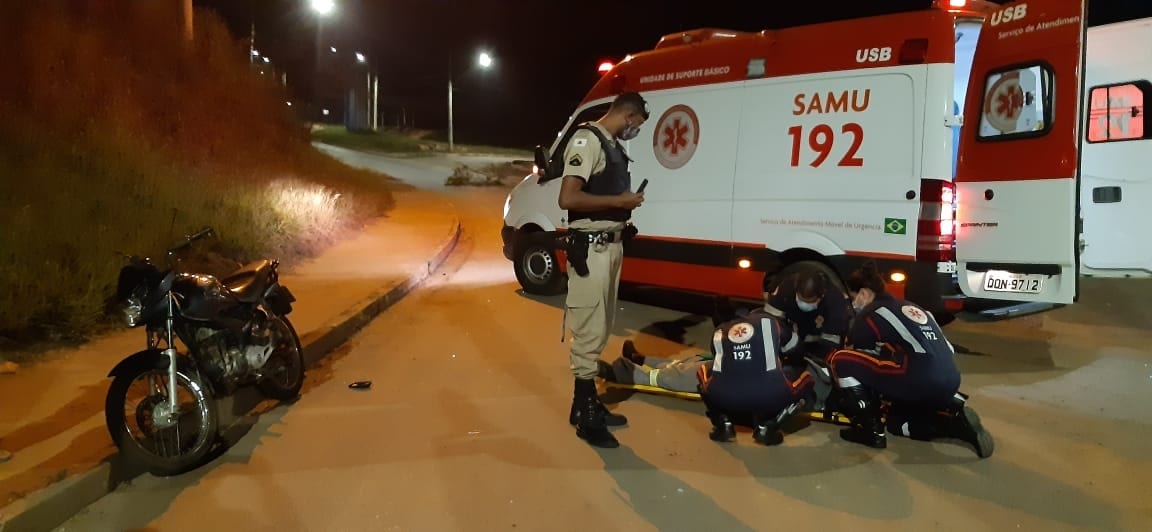 Motorista desvia de cachorro e bate em motociclista na MG-129