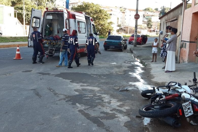 Colisão entre carro e moto deixa jovem ferido na Av. Li Guerra