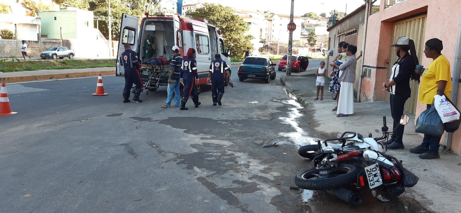 Colisão entre carro e moto deixa jovem ferido na Av. Li Guerra