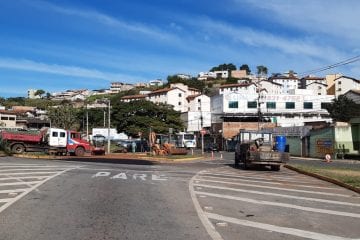 Recapeamento de asfalto interdita rotatória no bairro Praia