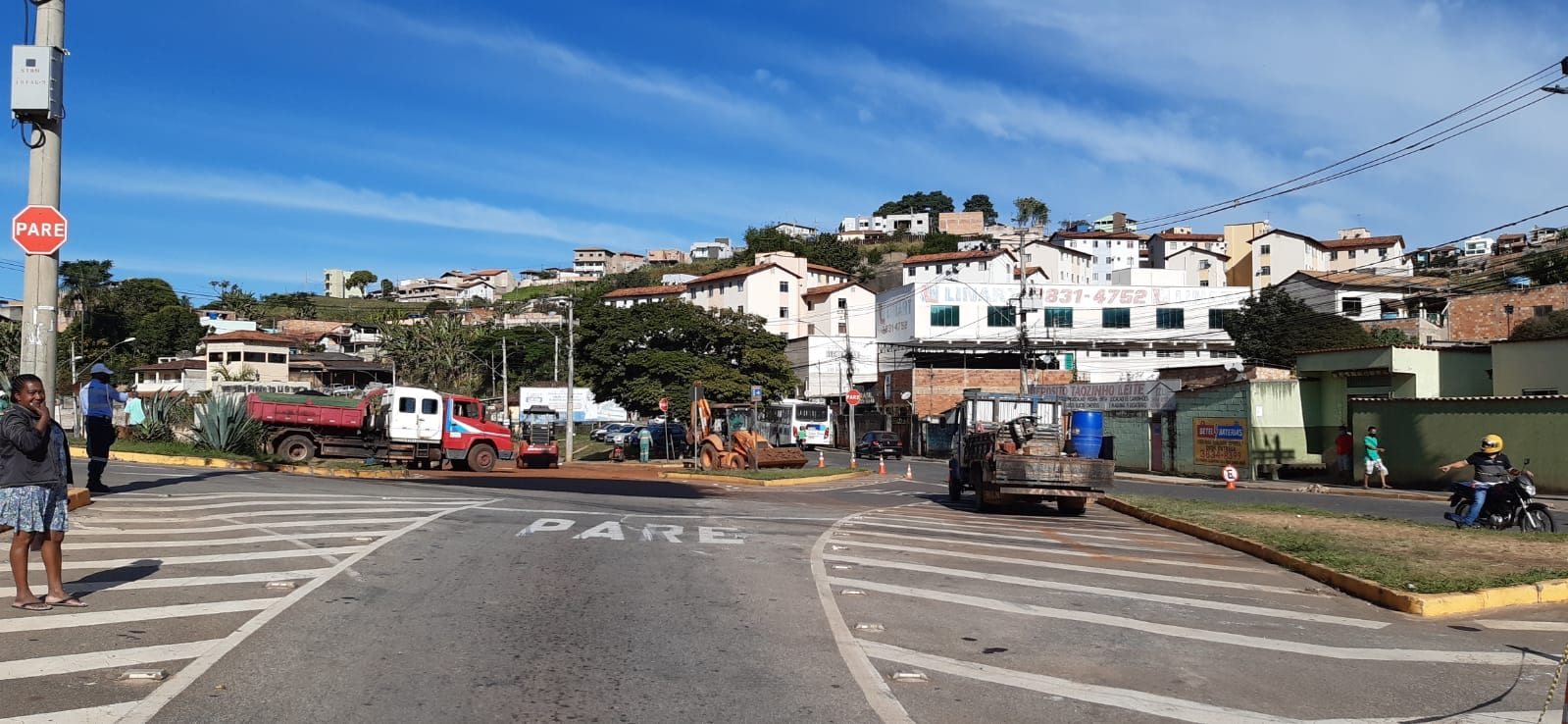 Recapeamento de asfalto interdita rotatória no bairro Praia