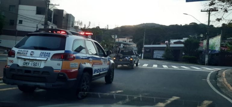 Homem é agredido com golpe de facão após reclamar da comida em Itabira
